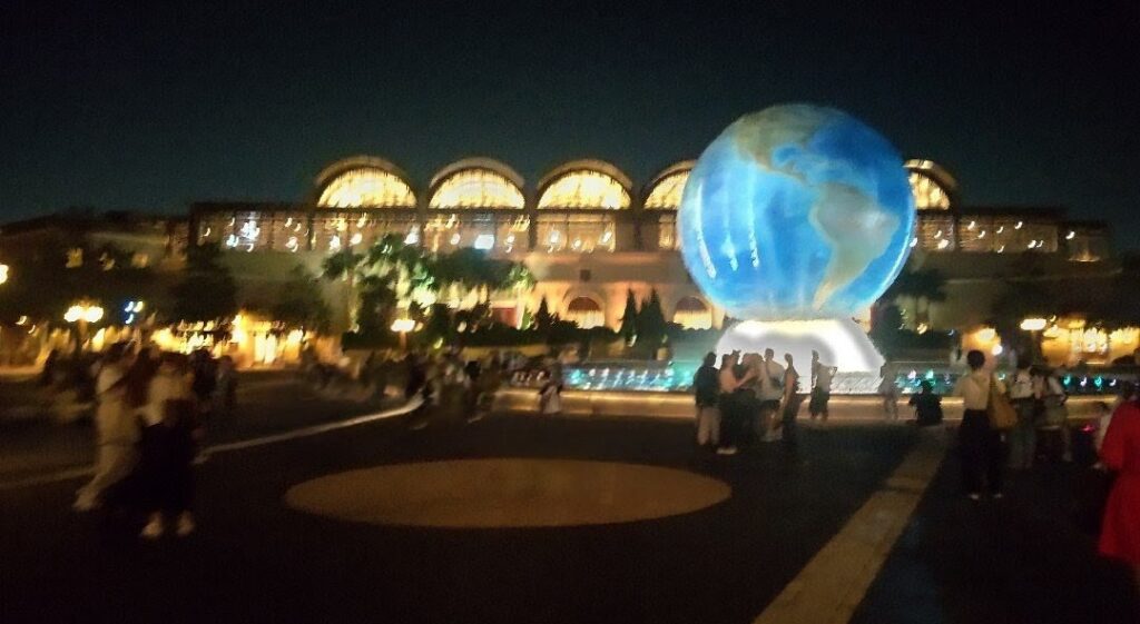 ディズニーシー 入園のシンボル 地球儀 子連れ旅行
