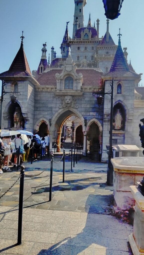 ディズニーランド 美女と野獣“魔法のものがたり” アトラクション外観 子連れ旅行