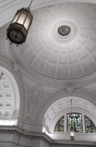 国立科学博物館 天井 ステンドグラス 吹き抜け レトロ建築